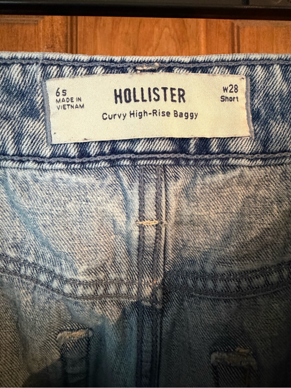 Hollister Light Wash Relaxed Jeans - Picture 3 of 3